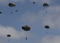 Brit és francia ejtőernyősök D-Day megemlékezése Normandiában Brit és francia ejtőernyősök D-Day megemlékezése Normandiában