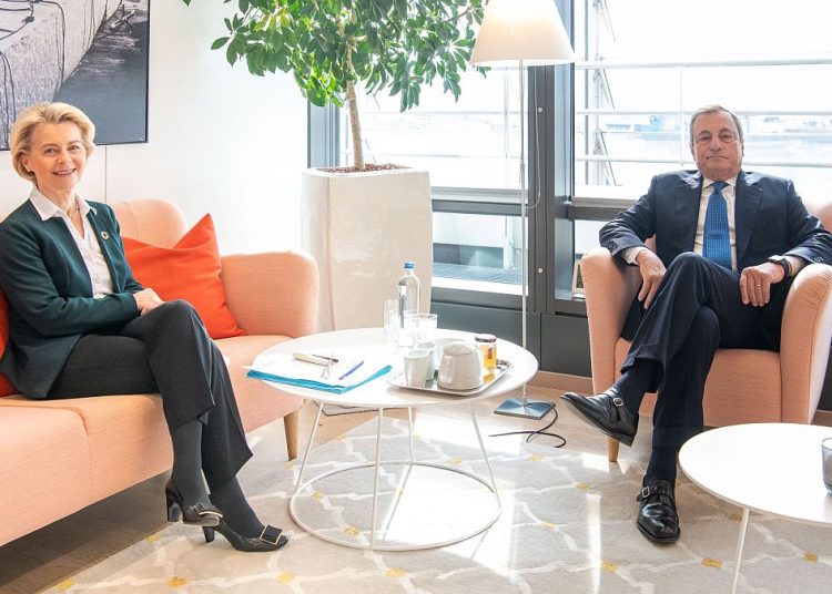 Draghi legyőzi von der Leyent az EU-biztosi pozícióért folytatott közvélemény-kutatásban Draghi legyőzi von der Leyent az EU-biztosi pozícióért folytatott közvélemény-kutatásban