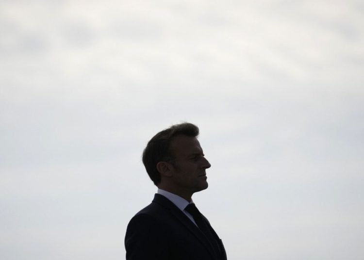 Macron népszerűségvesztése: Parlamenti feloszlatás, tüntetések, koalíció