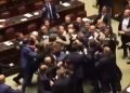 Parlamenti verekedés kitört egy zászló miatt