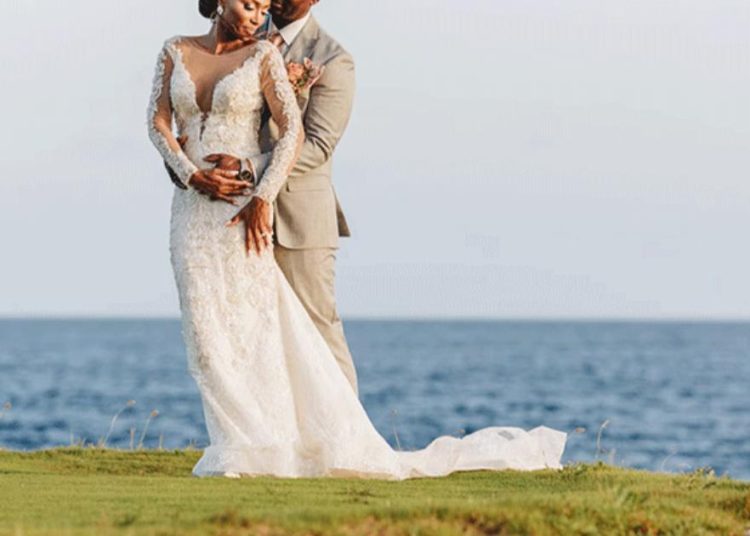Egy felejthetetlen esküvő a tengerparti naplementében: Lilla és Ádám meséje